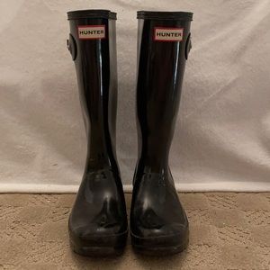 Women’s glossy black Hunter boots!